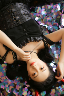 美女扒开胸罩露出奶头的